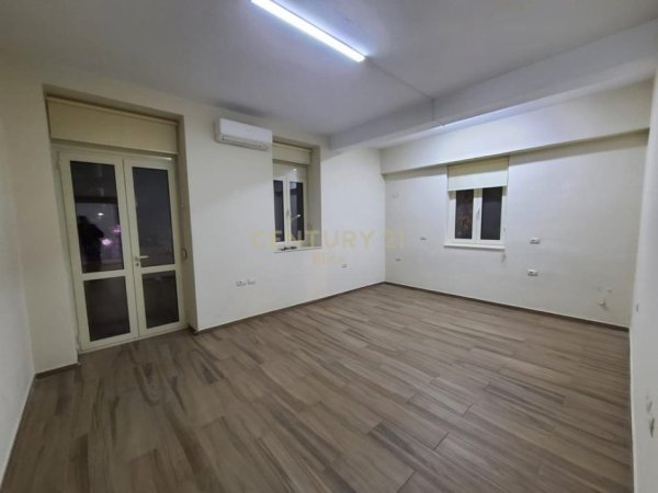 Tirane, jepet me qera ambjent biznesi Kati 1, 75 m² 1.000 € (Stacioni Trenit , Bulevardi Zogu 1)
