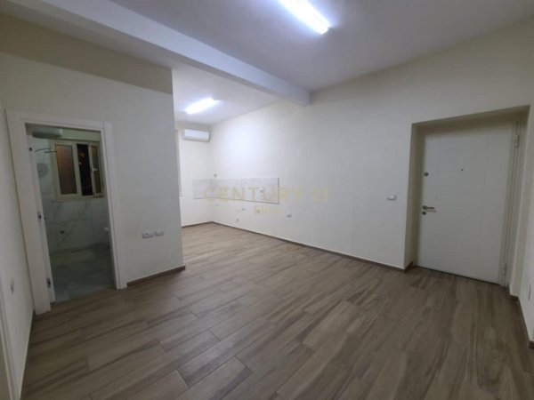 Tirane, jepet me qera ambjent biznesi Kati 1, 75 m² 1.000 € (Stacioni Trenit , Bulevardi Zogu 1)