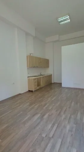 Tirane, jepet me qera garsonier 1+1 Kati 1, 61 m² 400 € (brryli)