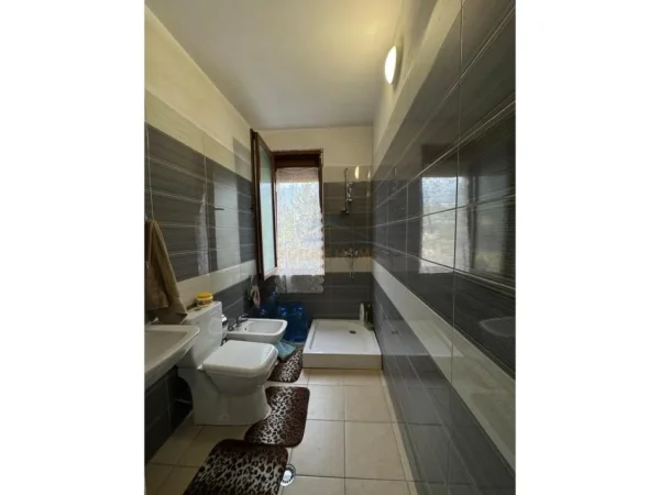 Tirane, shitet apartament 2+1+Ballkon Kati 3, 144.000 € 