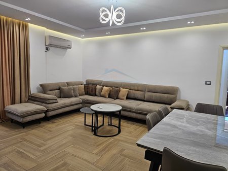 Tirane, jepet me qera apartament 2+1+Ballkon Kati 4, 94 m² 800 € 