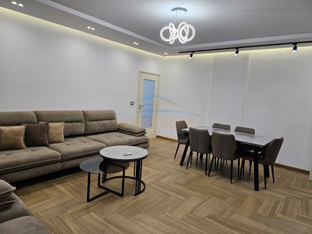 Tirane, jepet me qera apartament 2+1+Ballkon Kati 4, 94 m² 800 € 