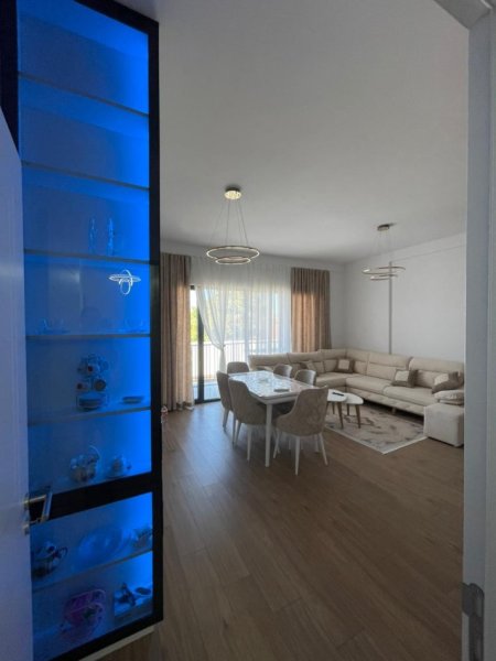 Tirane, jepet me qera apartament 2+1+Ballkon Kati 2, 100 m² 800 € (Selite)