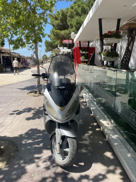 Tirane, shes motor Malaguti madison , gri metalizato 30.000 km 900 €