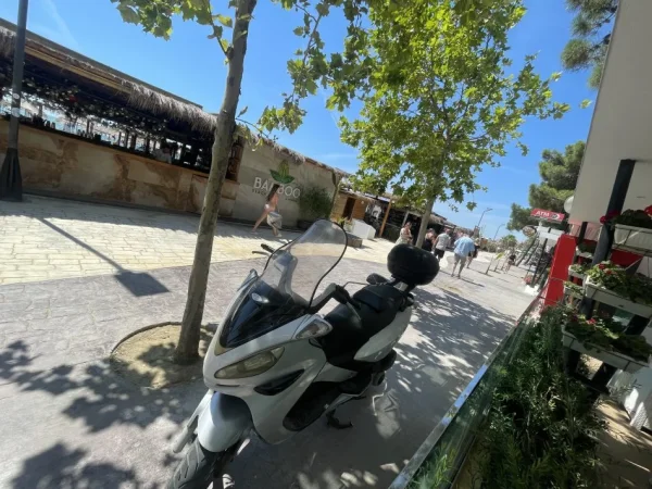 Tirane, shes motor Malaguti madison , gri metalizato 30.000 km 900 €