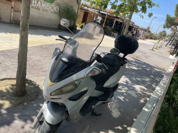 Tirane, shes motor Malaguti madison , gri metalizato 30.000 km 900 €