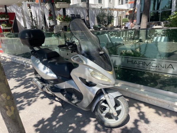 Tirane, shes motor Malaguti madison , gri metalizato 30.000 km 900 €