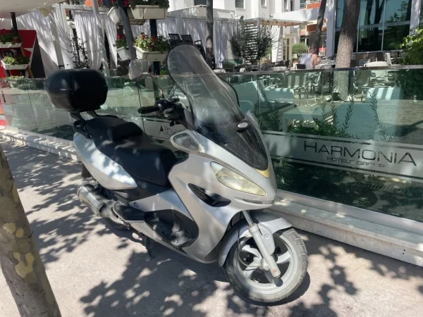 Tirane, shes motor Malaguti madison , gri metalizato 30.000 km 900 €