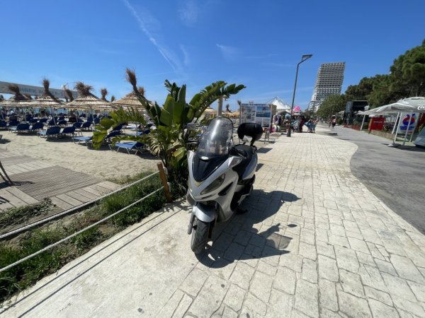 Tirane, shes motor Malaguti madison , gri metalizato 30.000 km 900 €