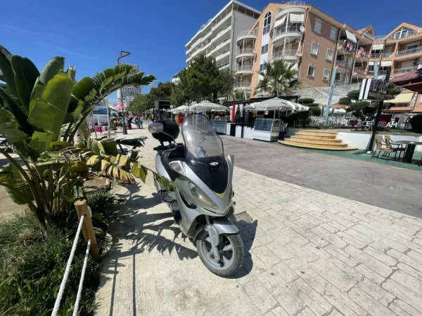 Tirane, shes motor Malaguti madison , gri metalizato 30.000 km 900 €