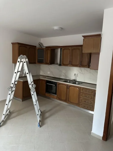 Tirane, jap me qera Vile 3+1+Aneks Kati 1, 110 m² 400 € (Rruga pal hasi, Rruga Besa)