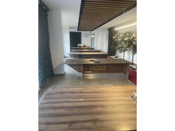 Tirane, jepet me qera ambjent biznesi , 288 m² 2.300 € (KOMPLEKSI TURDIU)