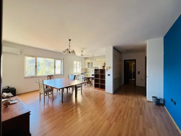 Tirane, jepet me qera ambjent biznesi Kati 4, 150 m² 1.500 € (Ambasada Amerikane)