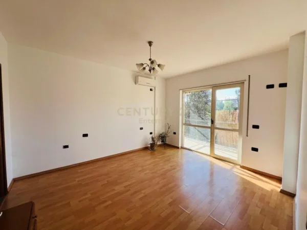 Tirane, jepet me qera ambjent biznesi Kati 4, 150 m² 1.500 € (Ambasada Amerikane)