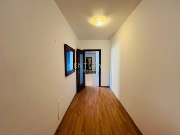 Tirane, jepet me qera ambjent biznesi Kati 4, 150 m² 1.500 € (Ambasada Amerikane)
