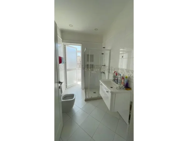 Tirane, jepet me qera ambjent biznesi Kati 4, 100 m² 1.450 € (Sheshi Willson)