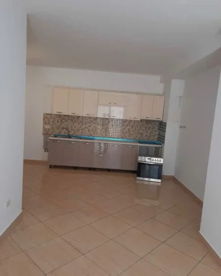 Tirane, jepet me qera apartament 1+1 Kati 5, 75 m² 300 € (Market Jata 2)