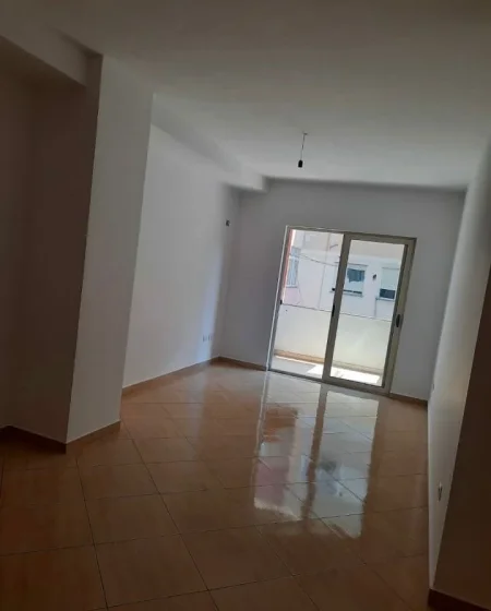 Tirane, jepet me qera apartament 1+1 Kati 5, 75 m² 300 € (Market Jata 2)