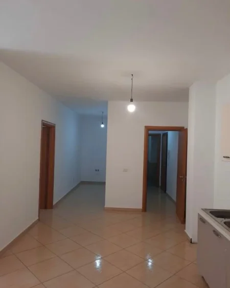 Tirane, jepet me qera apartament 1+1 Kati 5, 75 m² 300 € (Market Jata 2)