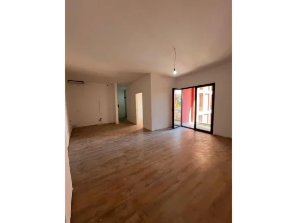 Tirane, jepet me qera ambjent biznesi Kati 3, 80 m² 700 € (Rruga e Kavajes)