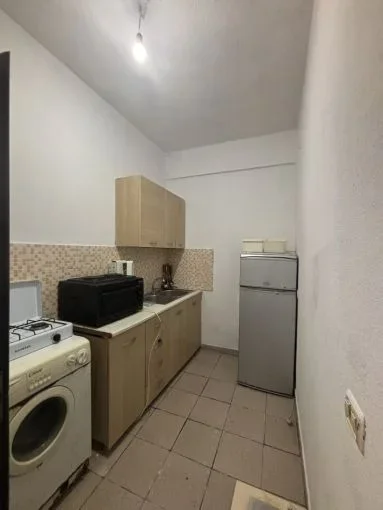 Tirane, jepet me qera garsonier 1+1 Kati 1, 35 m² 260 € (Rruga Haxhi Isuf Banka)