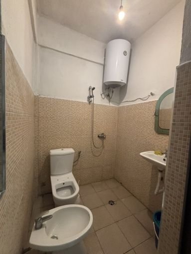 Tirane, jepet me qera apartament 1+1 Kati 1, 35 m² 260 € (Rruga Haxhi Isuf Banka, ne Selite)