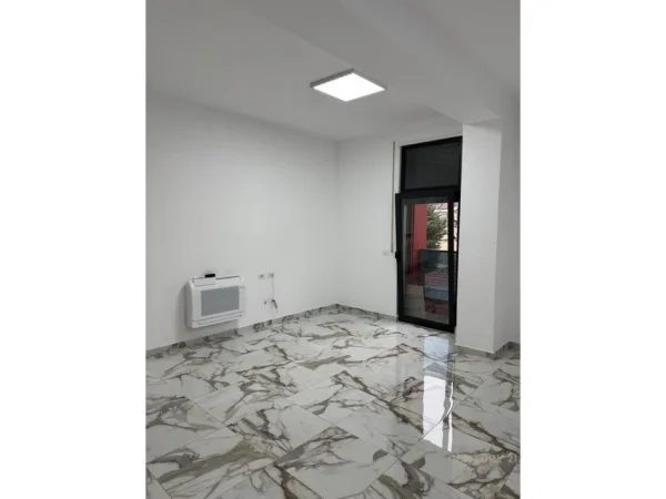 Tirane, jepet me qera zyre Kati 1, 116 m² 600 € (Fush e Ali Demit)