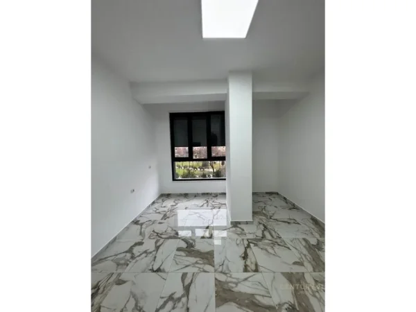 Tirane, jepet me qera zyre Kati 1, 116 m² 600 € (Fush e Ali Demit)