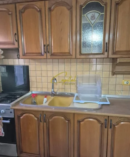 Tirane, jepet me qera apartament 1+1 Kati 1, 80 m² 450 € (RRUGA 5 MAJI)