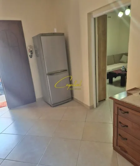 Tirane, jepet me qera apartament 1+1 Kati 1, 80 m² 450 € (RRUGA 5 MAJI)