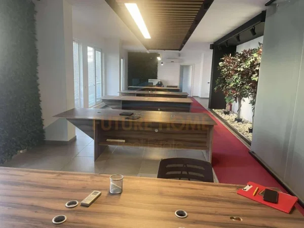 Tirane, jepet me qera ambjent biznesi , 288 m² 2.300 € (Fusha e Aviacionit, Kompleksi Turdiu)