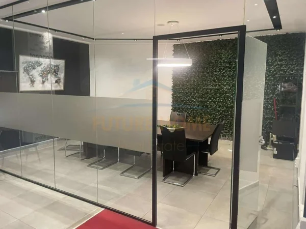 Tirane, jepet me qera ambjent biznesi , 288 m² 2.300 € (Fusha e Aviacionit, Kompleksi Turdiu)