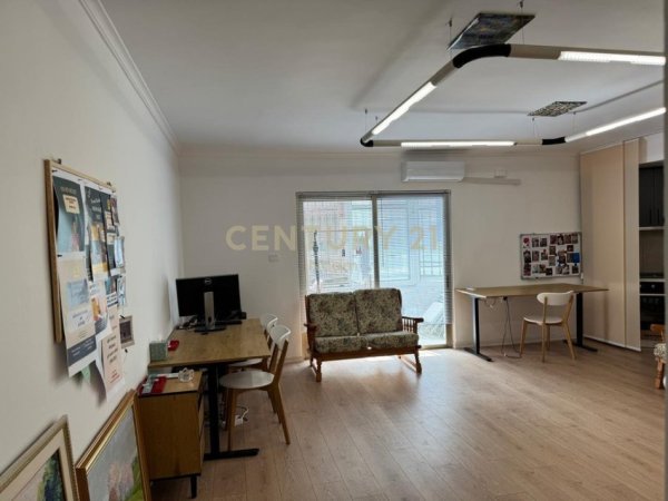 Tirane, jepet me qera zyre Kati 0, 75 m² 550 € (Bllok)