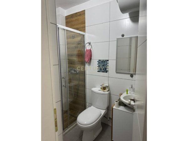 Tirane, jepet me qera zyre Kati 0, 75 m² 550 € (Bllok)