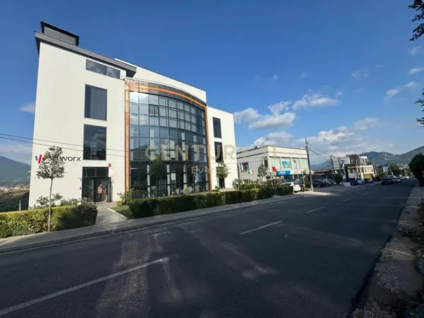 Tirane, jepet me qera ambjent biznesi Kati 4, 2.009 m² 15.000 € (Sauk)