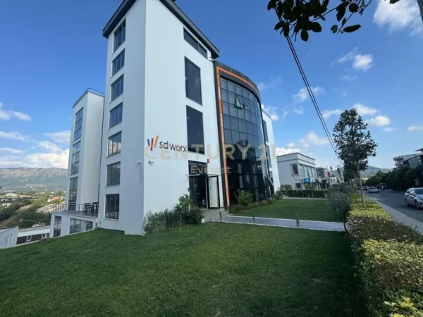 Tirane, jepet me qera ambjent biznesi Kati 4, 2.009 m² 15.000 € (Sauk)
