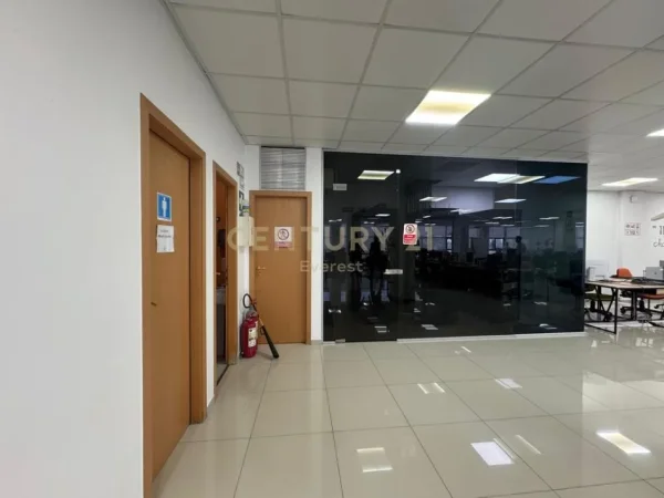 Tirane, jepet me qera ambjent biznesi Kati 4, 2.009 m² 15.000 € (Sauk)