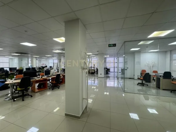Tirane, jepet me qera ambjent biznesi Kati 4, 2.009 m² 15.000 € (Sauk)
