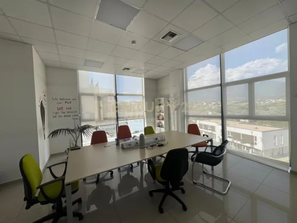 Tirane, jepet me qera ambjent biznesi Kati 4, 2.009 m² 15.000 € (Sauk)