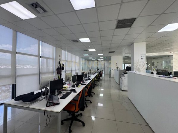 Tirane, jepet me qera ambjent biznesi Kati 4, 2.009 m² 15.000 € (Sauk)
