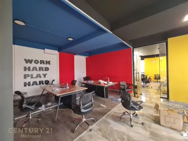 Tirane, jepet me qera ambjent biznesi Kati 2, 400 m² 4.000 € (Astir)