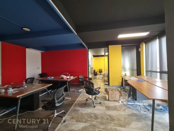 Tirane, jepet me qera ambjent biznesi Kati 2, 400 m² 4.000 € (Astir)