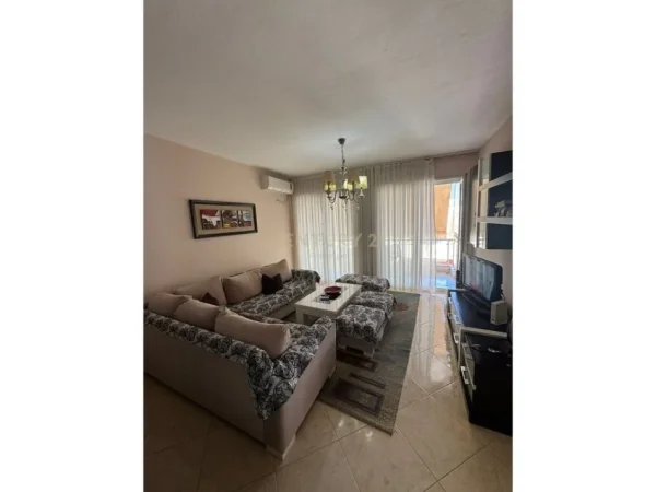 Tirane, jepet me qera apartament 2+1+Ballkon Kati 4, 120 m² 400 € 