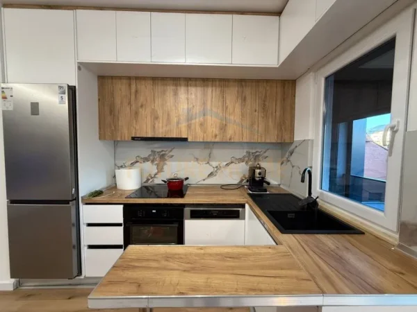 Tirane, jepet me qera apartament 2+1+Ballkon Kati 2, 97 m² 1.000 € (Shkolla e Kuqe, Tirane)