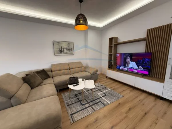 Tirane, jepet me qera apartament 2+1+Ballkon Kati 2, 97 m² 1.000 € (Shkolla e Kuqe, Tirane)