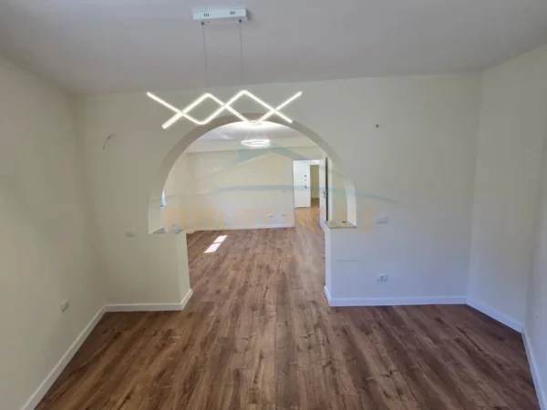 Durres, shitet apartament 2+1+Ballkon Kati 1, 95 m² 88.000 € (Prane Stadiumit, Durres)