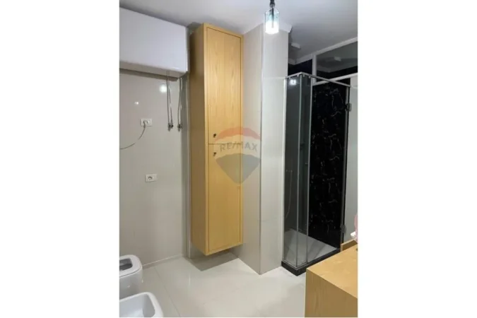 Tirane, jepet me qera apartament 2+1+Ballkon , 120 m² 550 € 