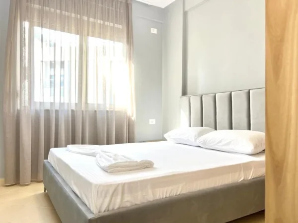 Tirane, jepet me qera apartament 2+1 , 100 m² 600 € (Astir)