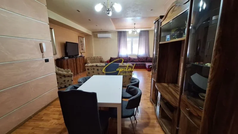 Tirane, jepet me qera apartament 3+1+2 Kati 12, 170 m² 700 € (BRRYLI)