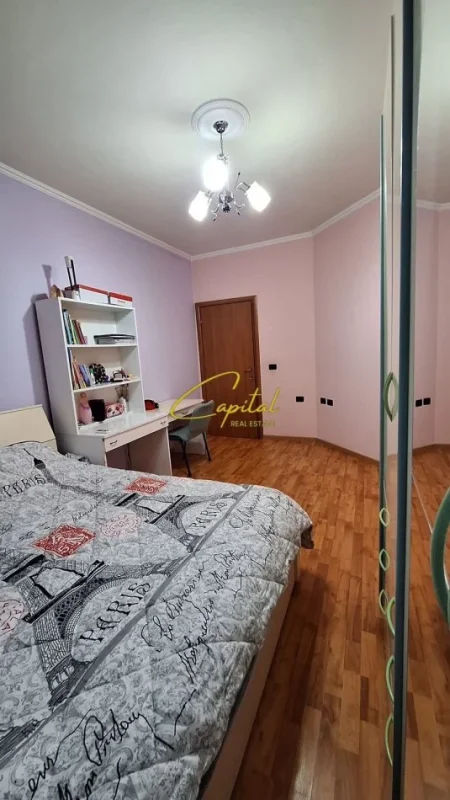 Tirane, jepet me qera apartament 3+1+2 Kati 12, 170 m² 700 € (BRRYLI)